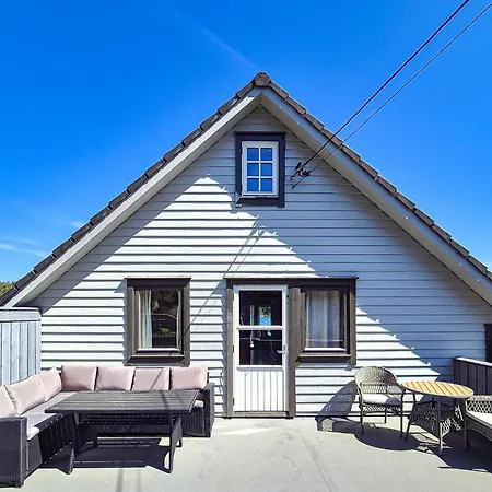 3 Bedroom Front In Urangsvag Steinsbø
