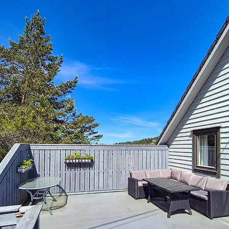3 Bedroom Front In Urangsvag * Steinsbø